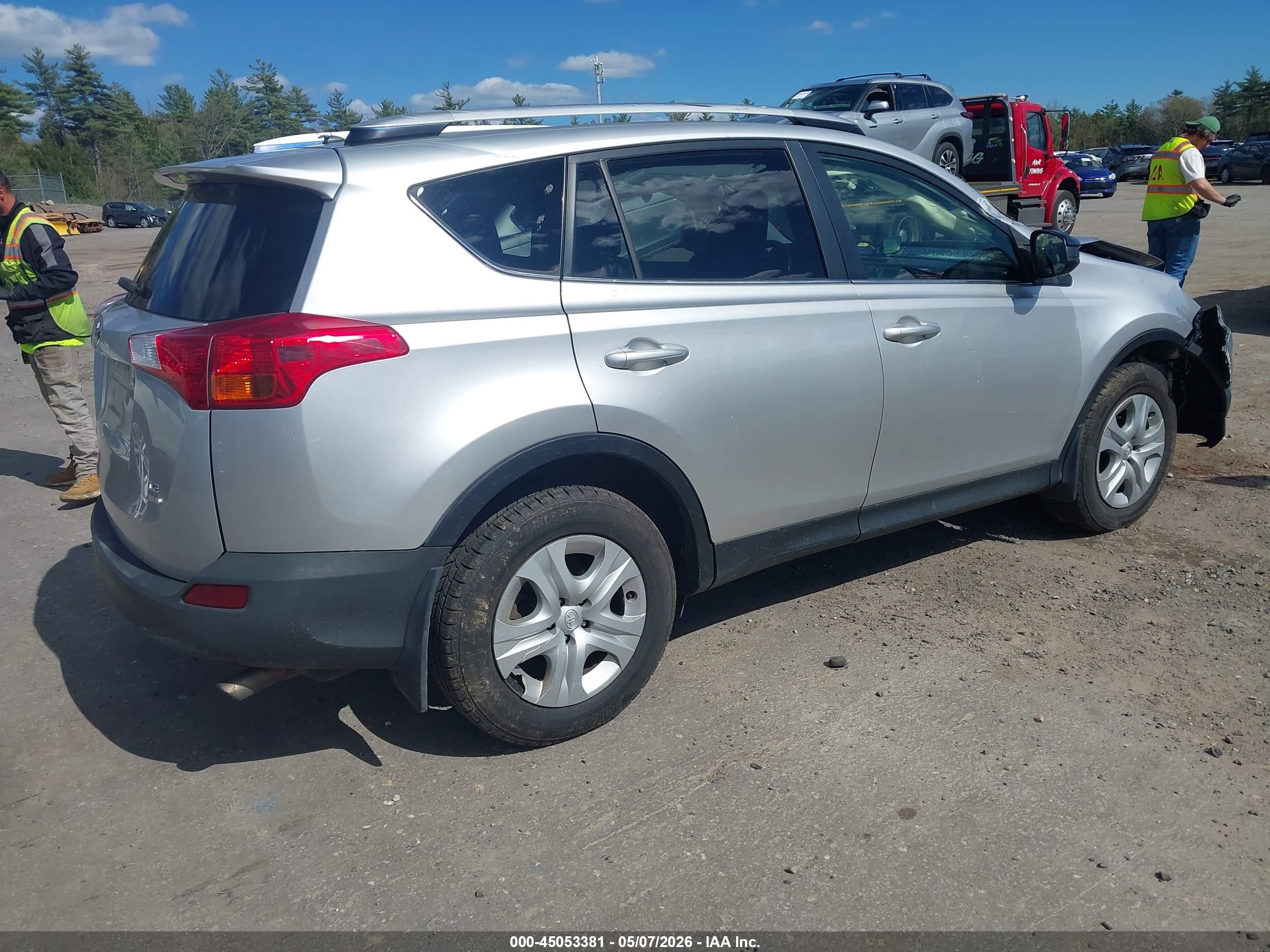 2015 TOYOTA RAV 4 — VIN JTMBFREV2FD109934 — photo 4